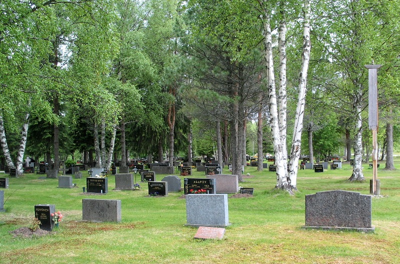 Hautakiviä kesäisessä säässä