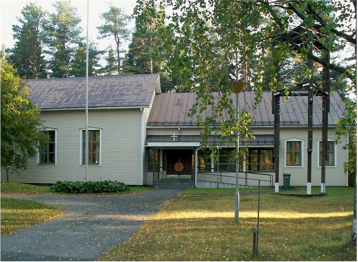 Kolin seurakuntatalo Kolin seurakuntakeskuksen pääovi ulkoa kuvattuna.