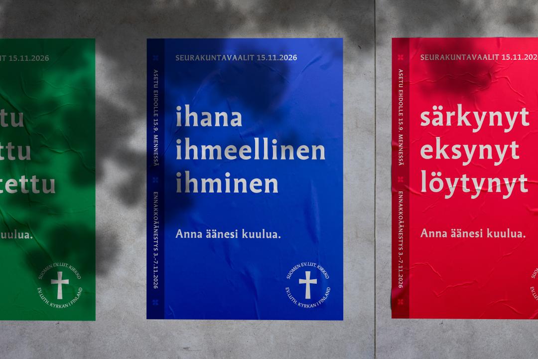 Vaalealla seinällä monivärisiä julisteita